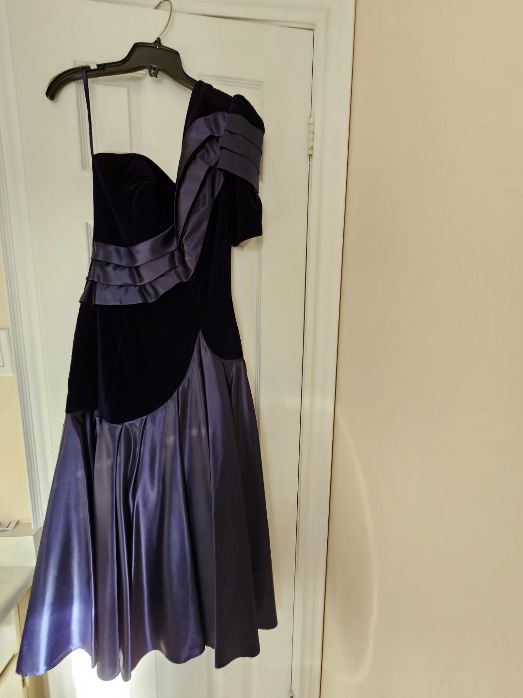 Velvet and Satin One-Shoulder Dress - photo 3