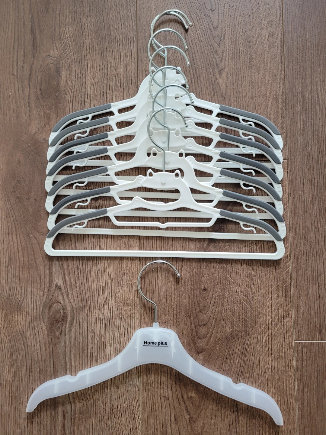 21 Kids Hangers - Plastic and Velvet - photo 3