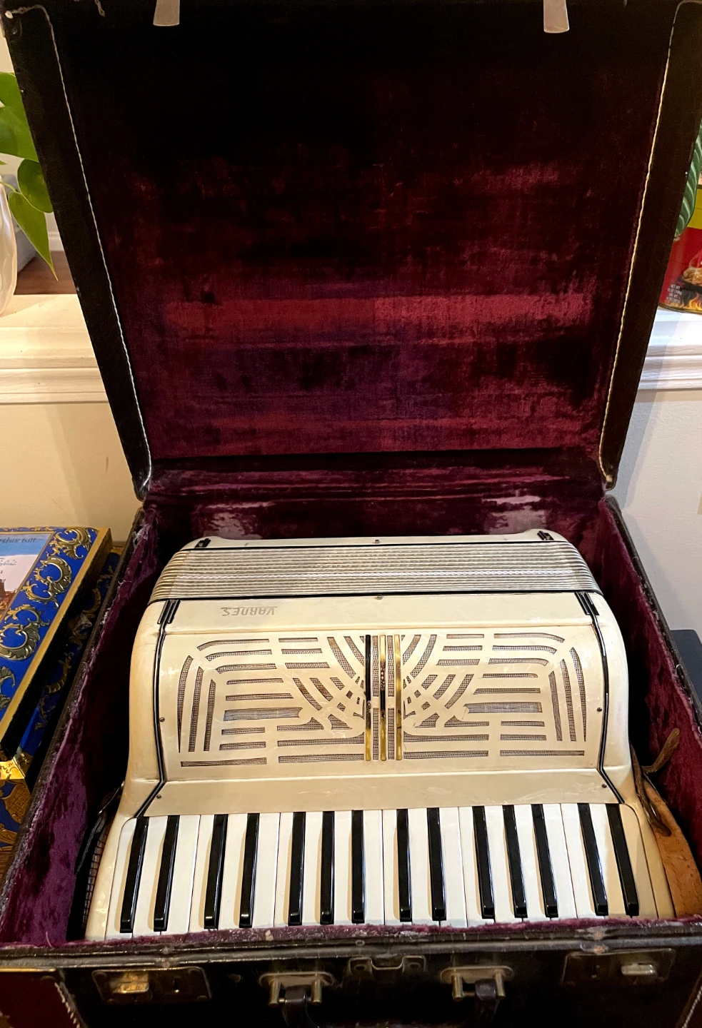 Rare 1960's VARDES Italian Piano Accordion 120 Bass 41 Treble - photo 3
