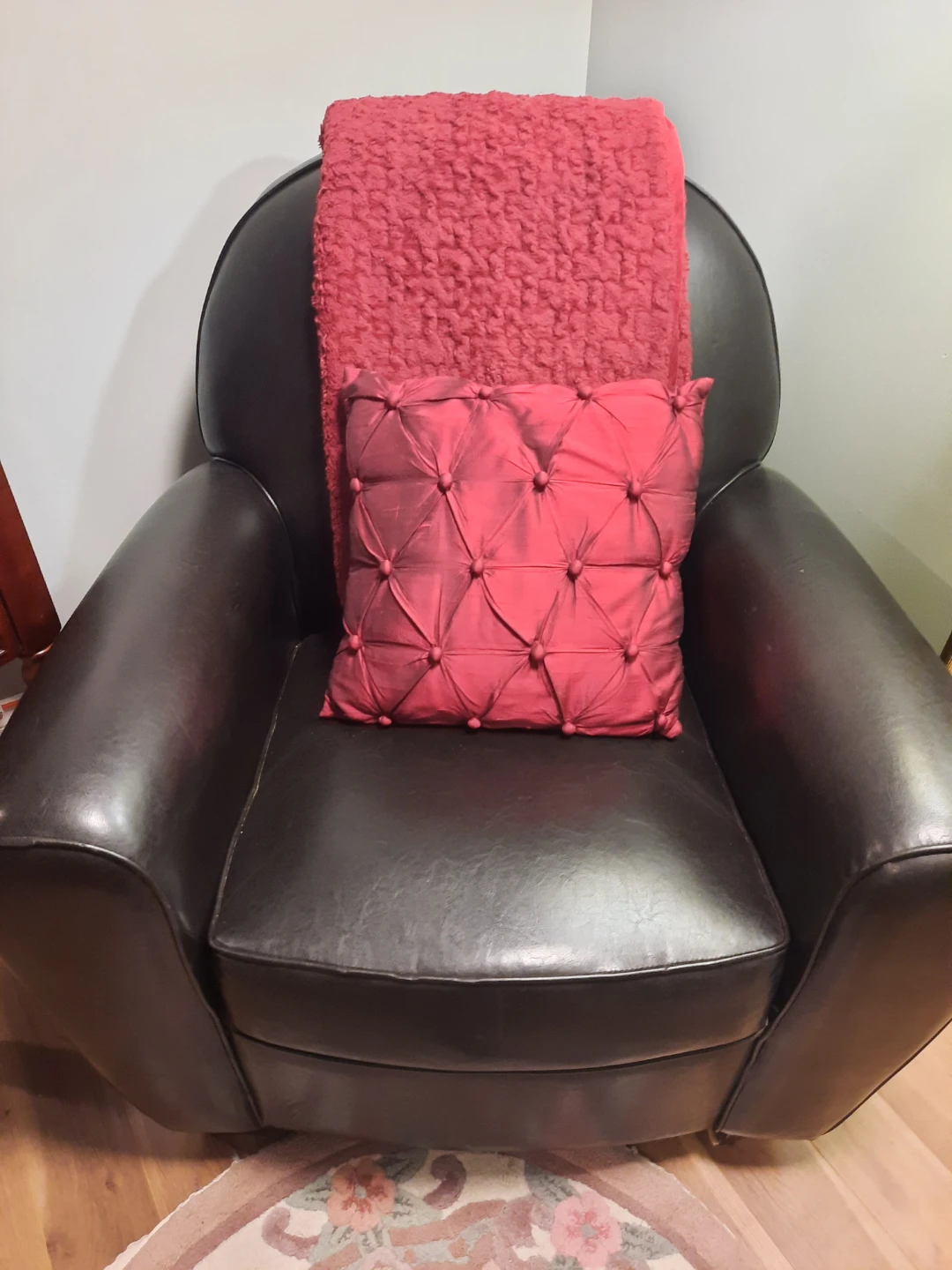 Black Armchair with Decorative Pillow and Red Throw! - photo 2