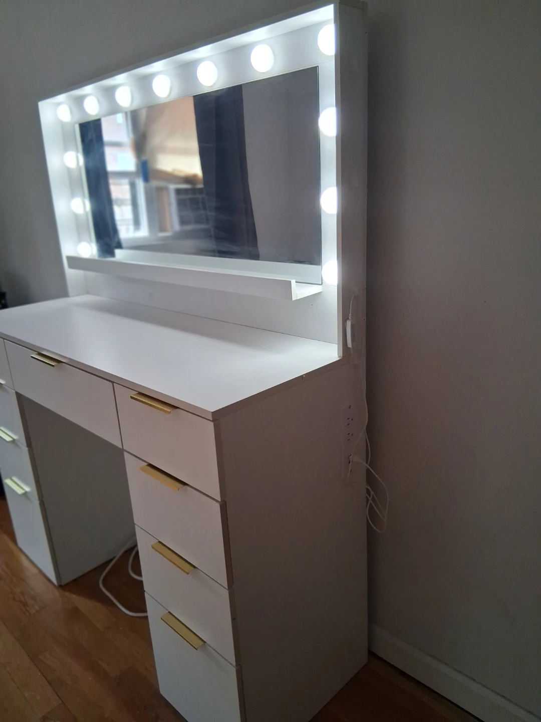 ✨️White Vanity Desk w/Built-in Charging Station✨️ - photo 2