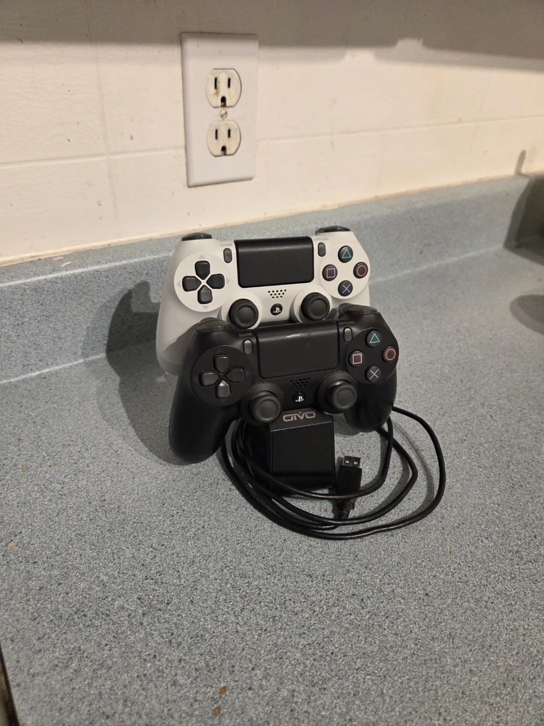 GIVO Dual Controller Charging Dock for PS4 - photo 2