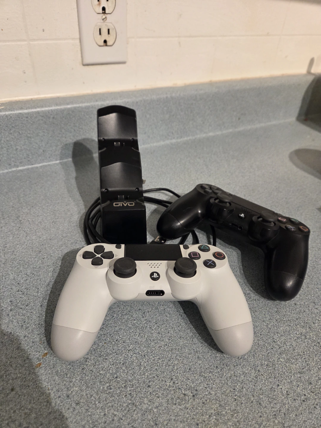 GIVO Dual Controller Charging Dock for PS4 - photo 3