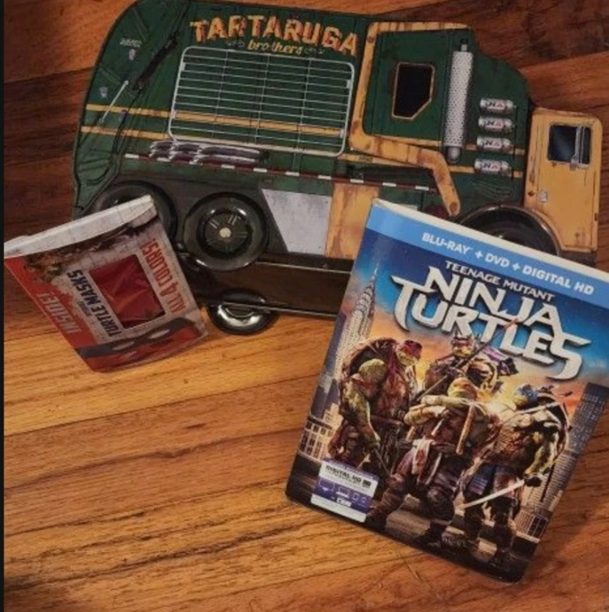 Teenage Mutant Ninja Turtles Blu-Ray + Tin Lunchbox & Masks