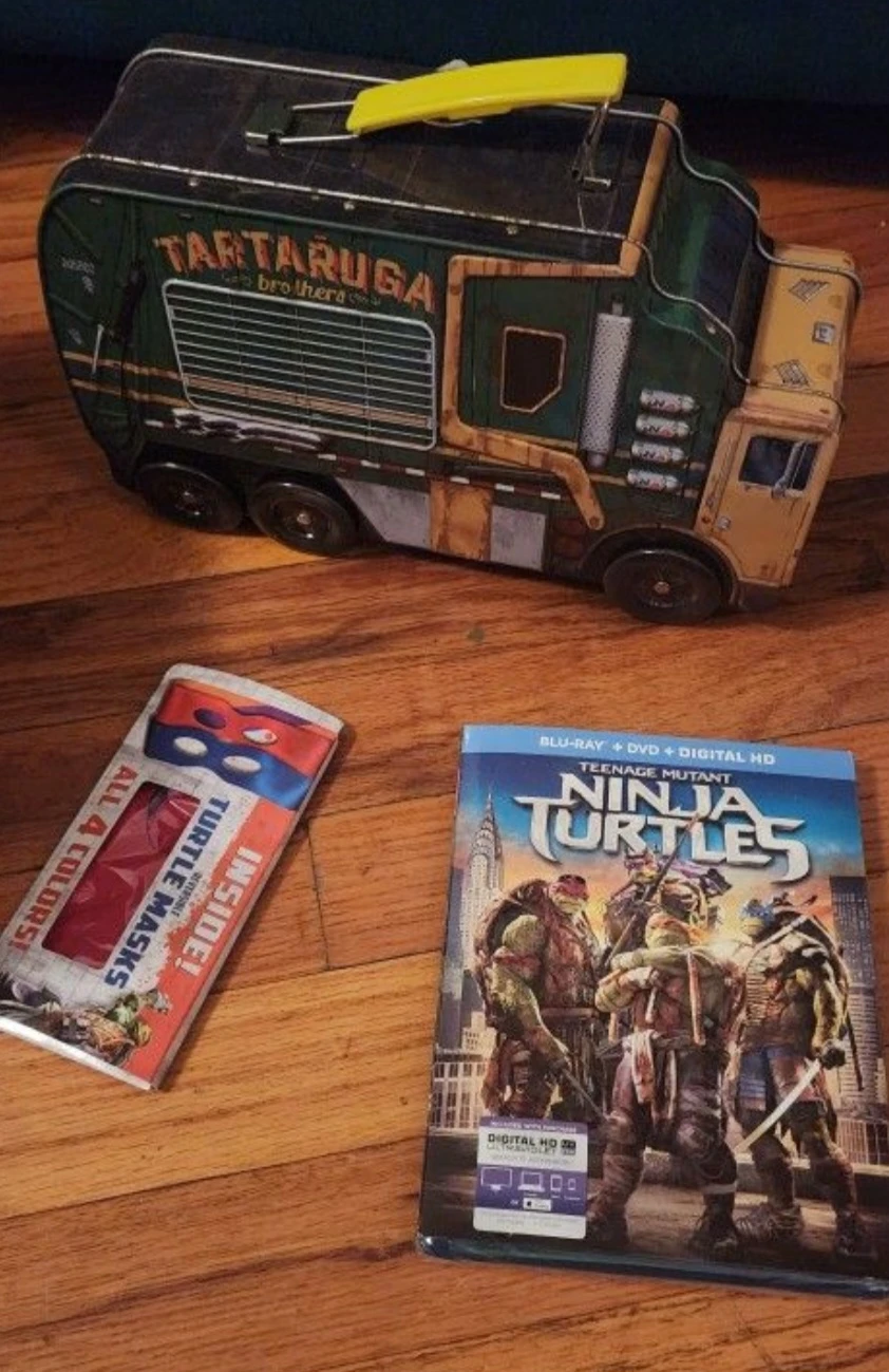 Teenage Mutant Ninja Turtles Blu-Ray + Tin Lunchbox & Masks - photo 2