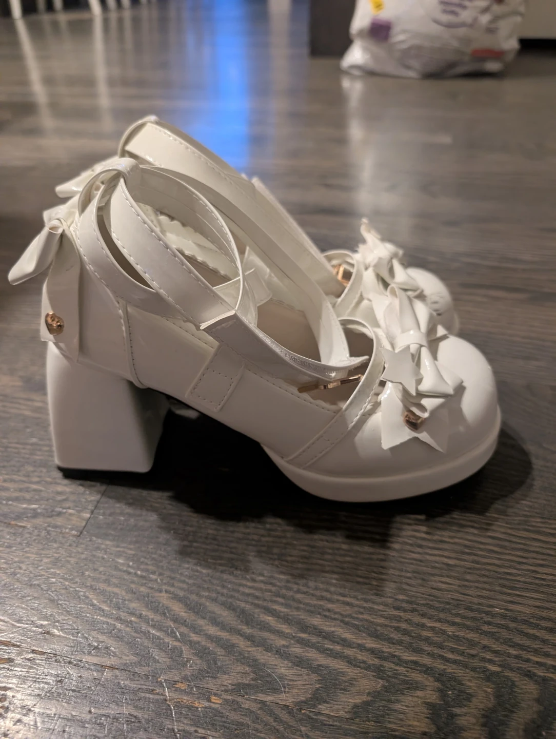 White Mary Jane Shoes with Bows and Star Buckles - photo 4