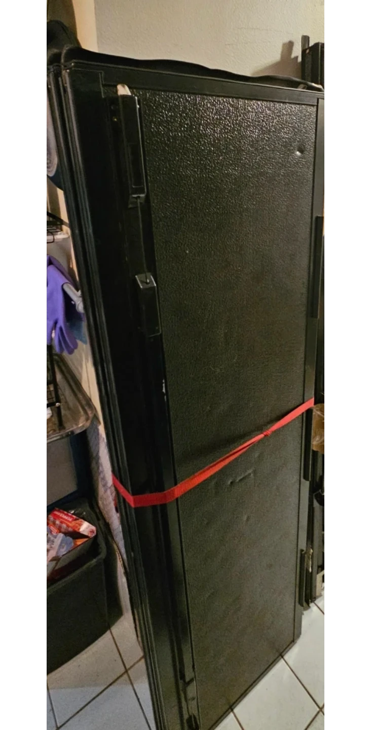 Black Tri-Fold Tonneau Cover with Hardware - photo 4
