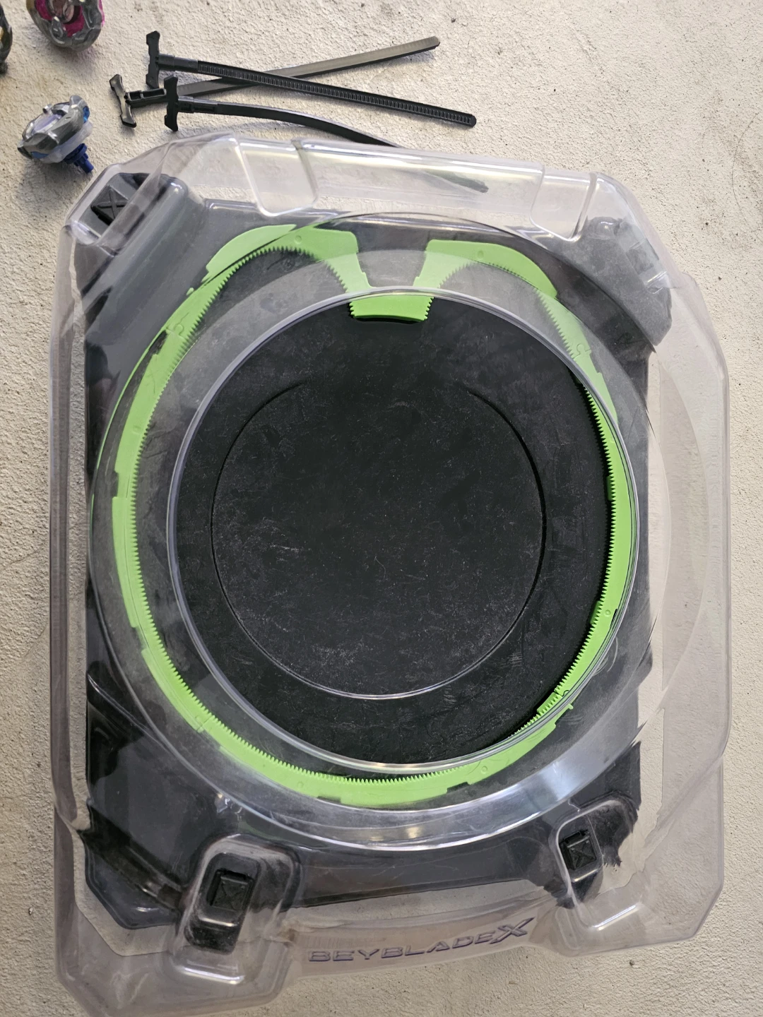 Beyblade Xtreme Stadium with 3 Beyblades and Launchers - photo 4