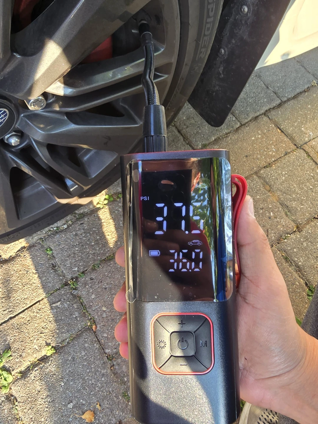 Premium Cordless tire Inflator & Power Bank - photo 4