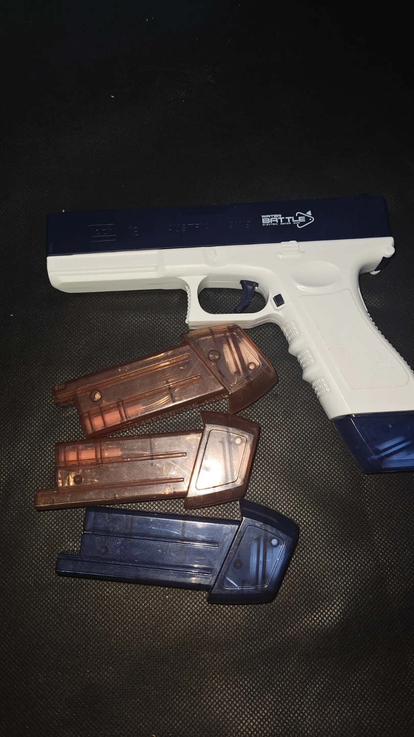 Water Gun with 3 extra Magazines (cash only) - photo 2