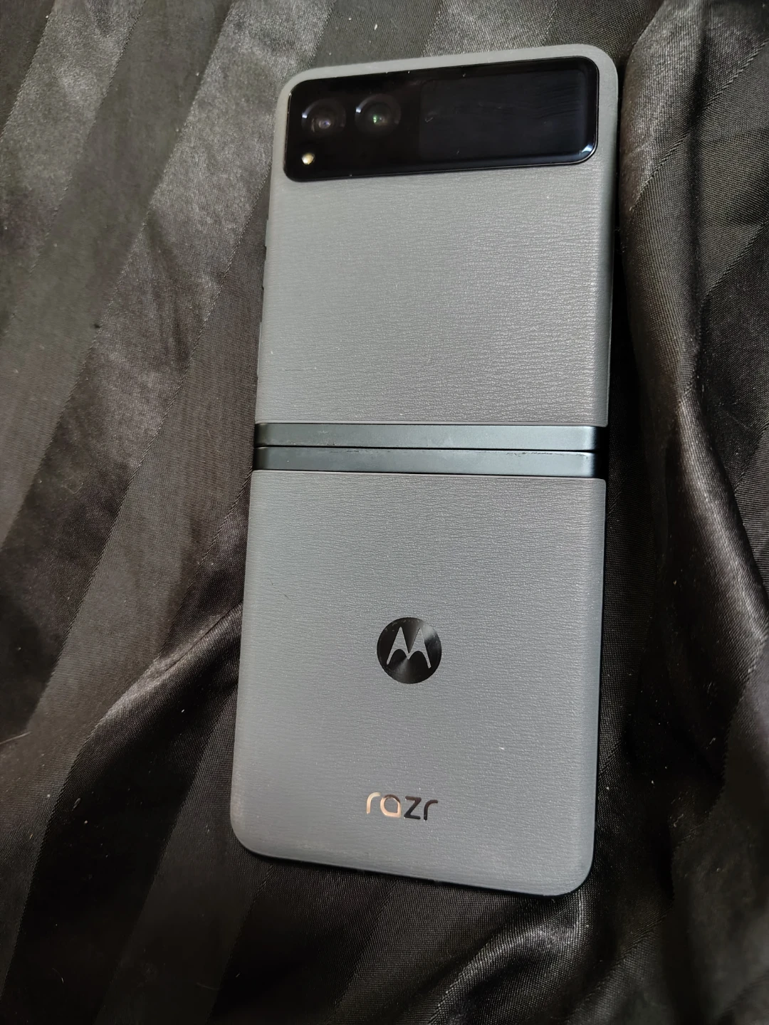 Motorola Razr Flip Phone - Gray 2023 - photo 2
