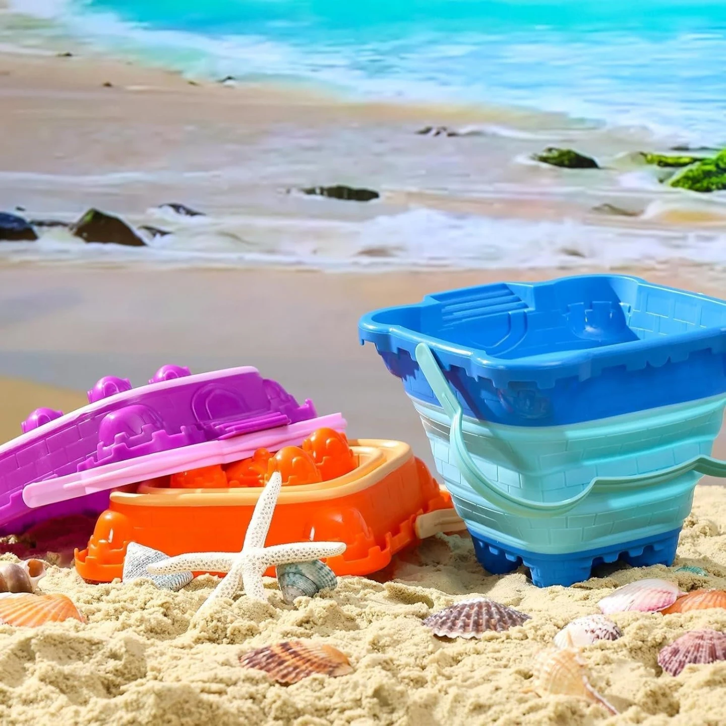 Toygo Collapsible Beach Bucket with 2 Sand Molds