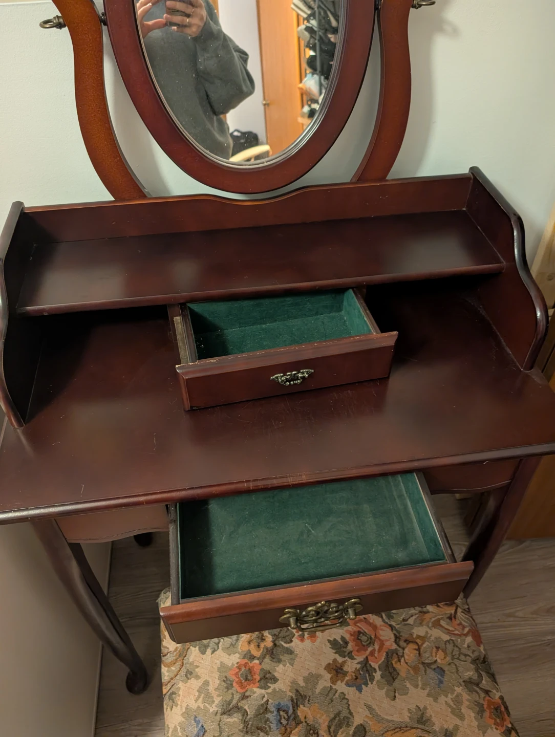 Vintage looking Vanity Desk with Stool - photo 2