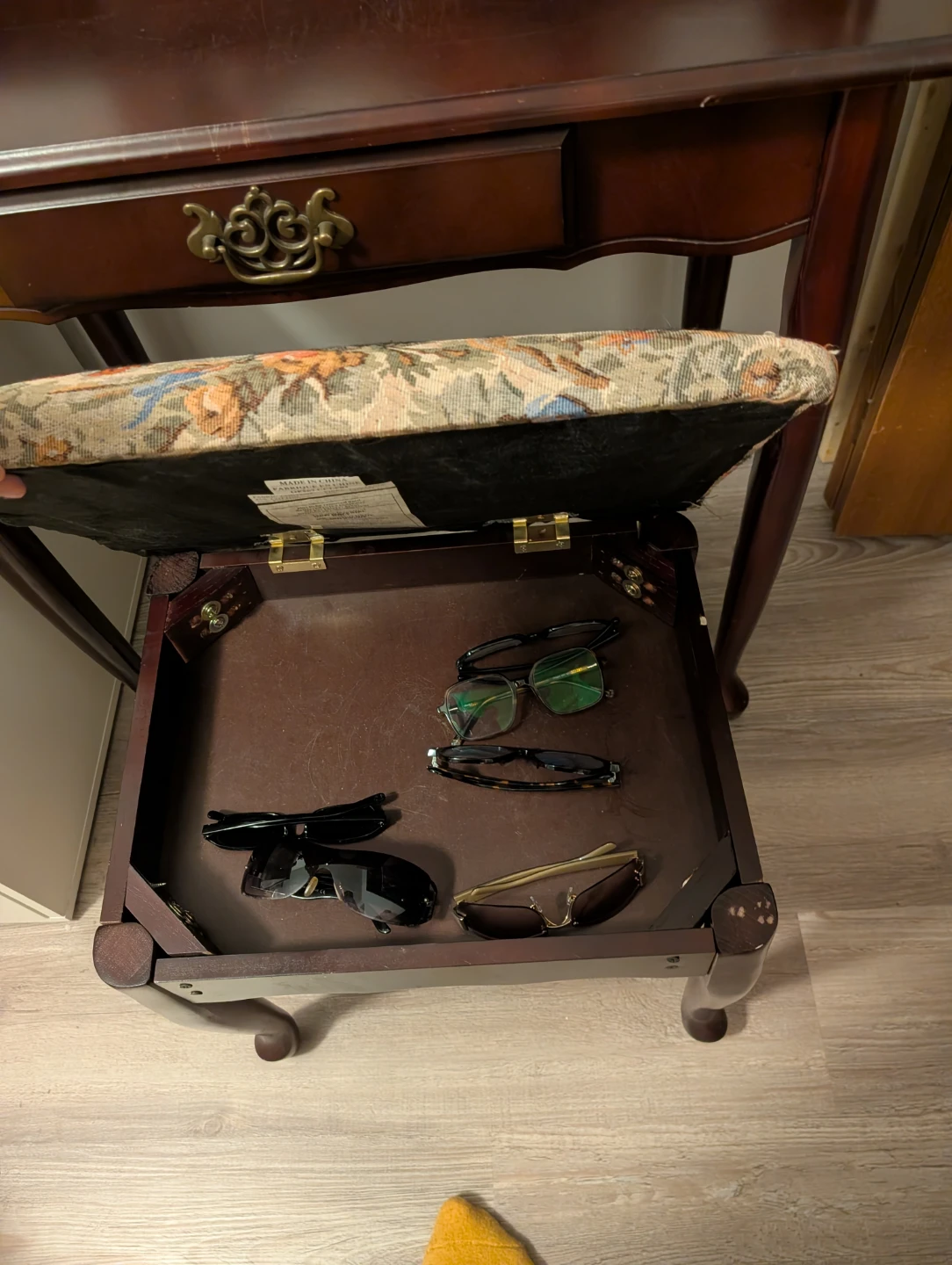 Vintage looking Vanity Desk with Stool - photo 4