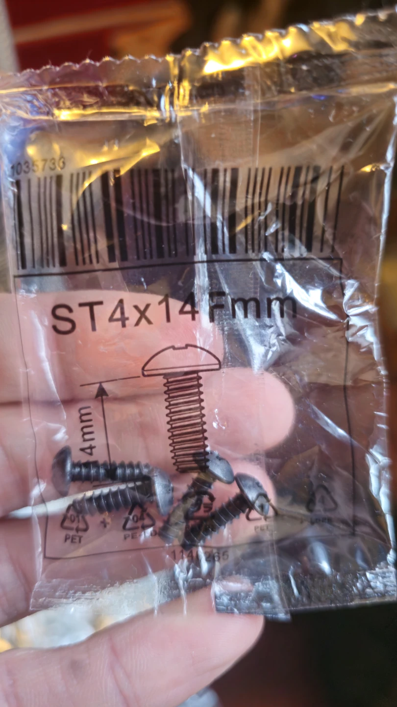 ST4x14mm screws