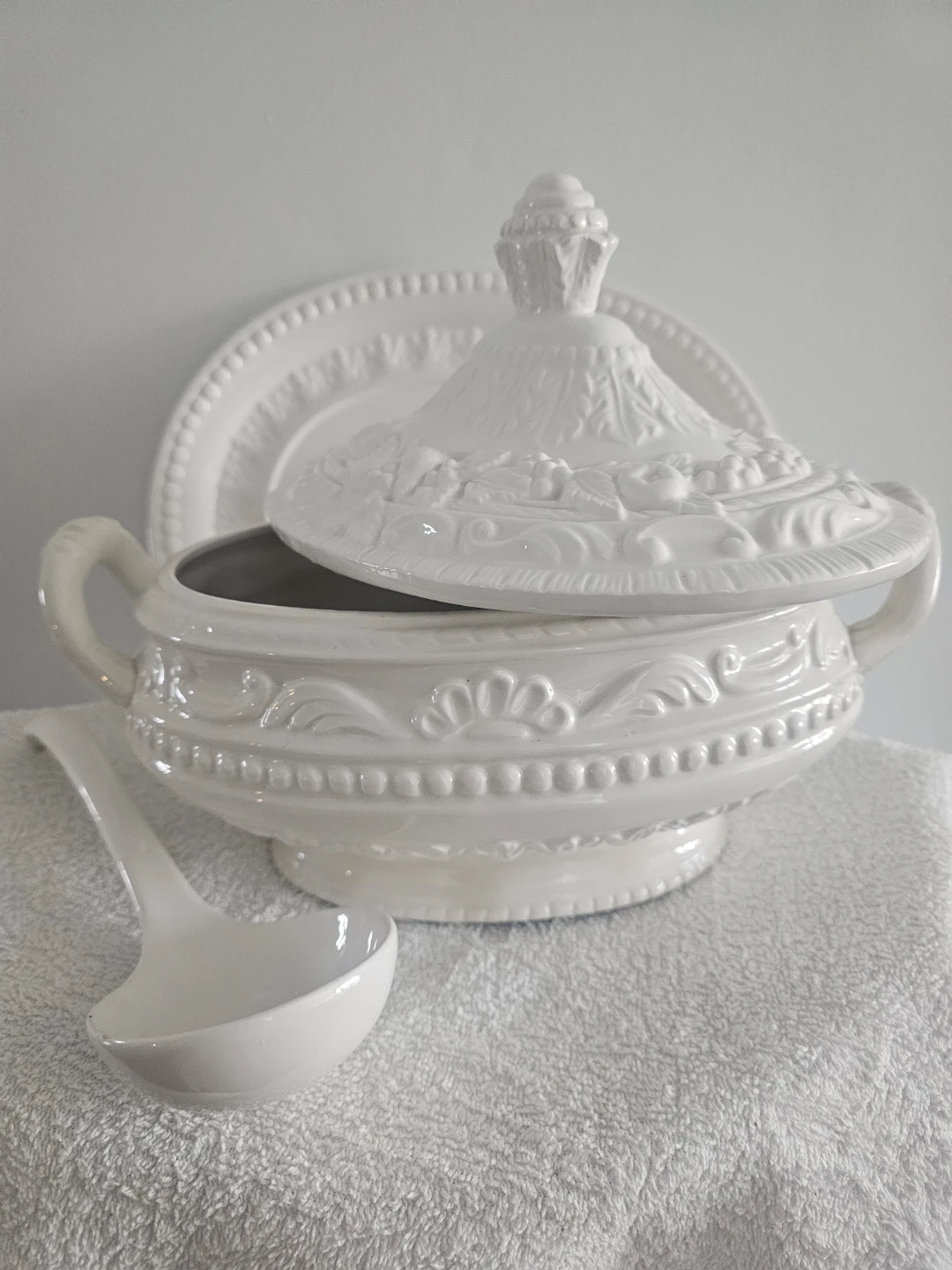 White Ceramic Tureen with Ladle and Underplate - photo 2