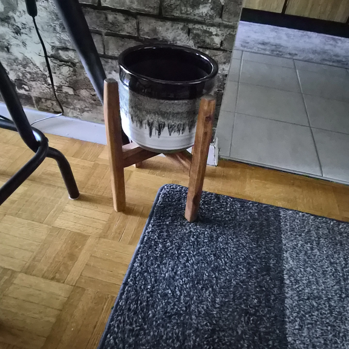 Ceramic Planter Pot with Wood Stand