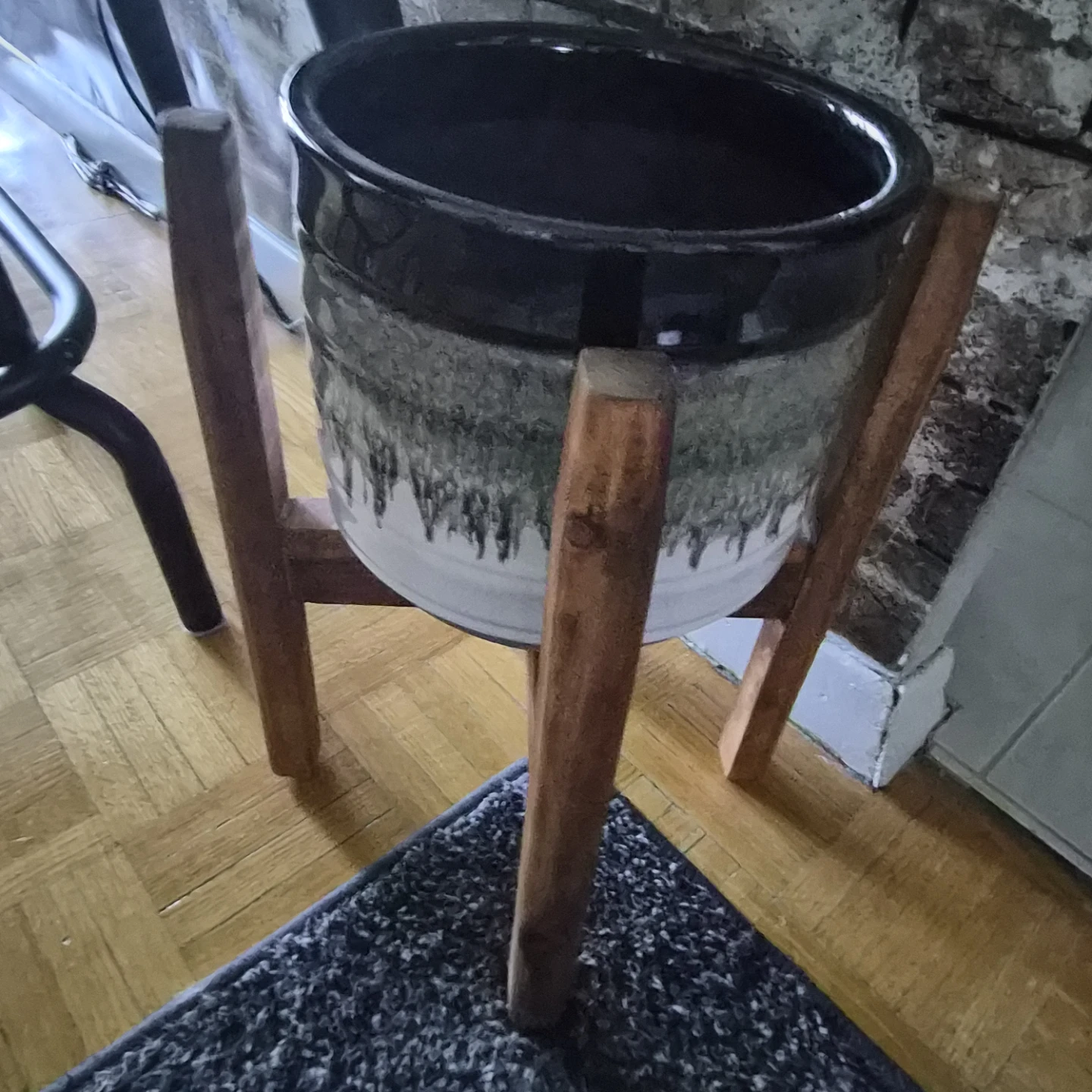 Ceramic Planter Pot with Wood Stand - photo 3
