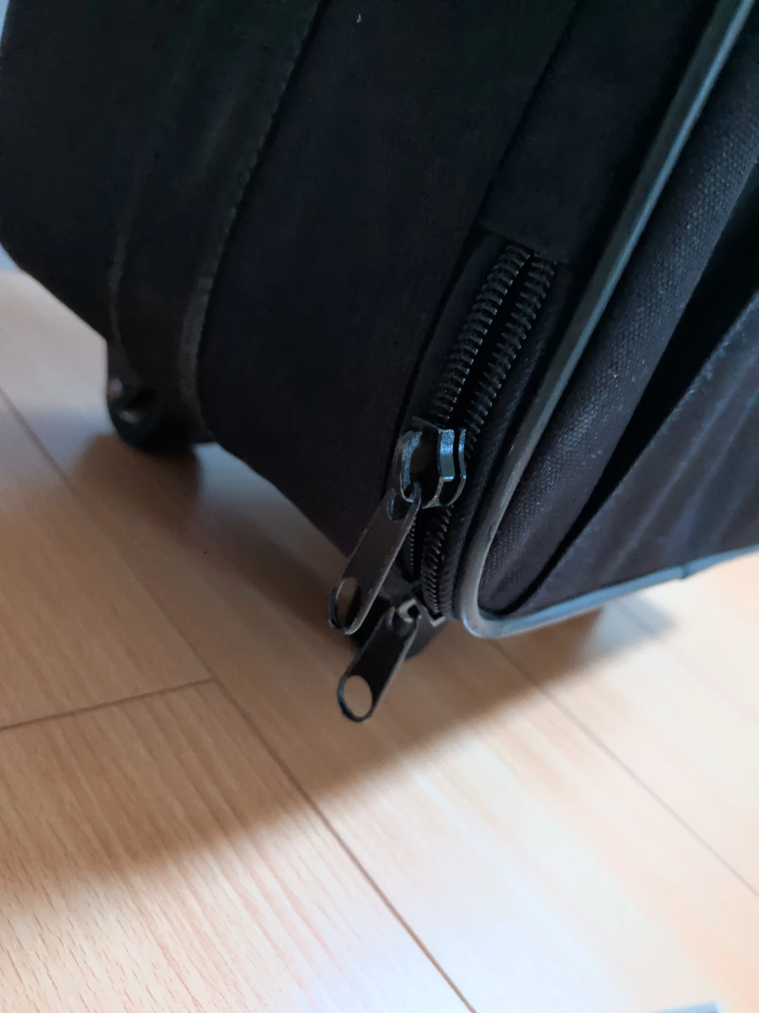 Black Premiere Rolling Suitcase 🧡 - photo 2