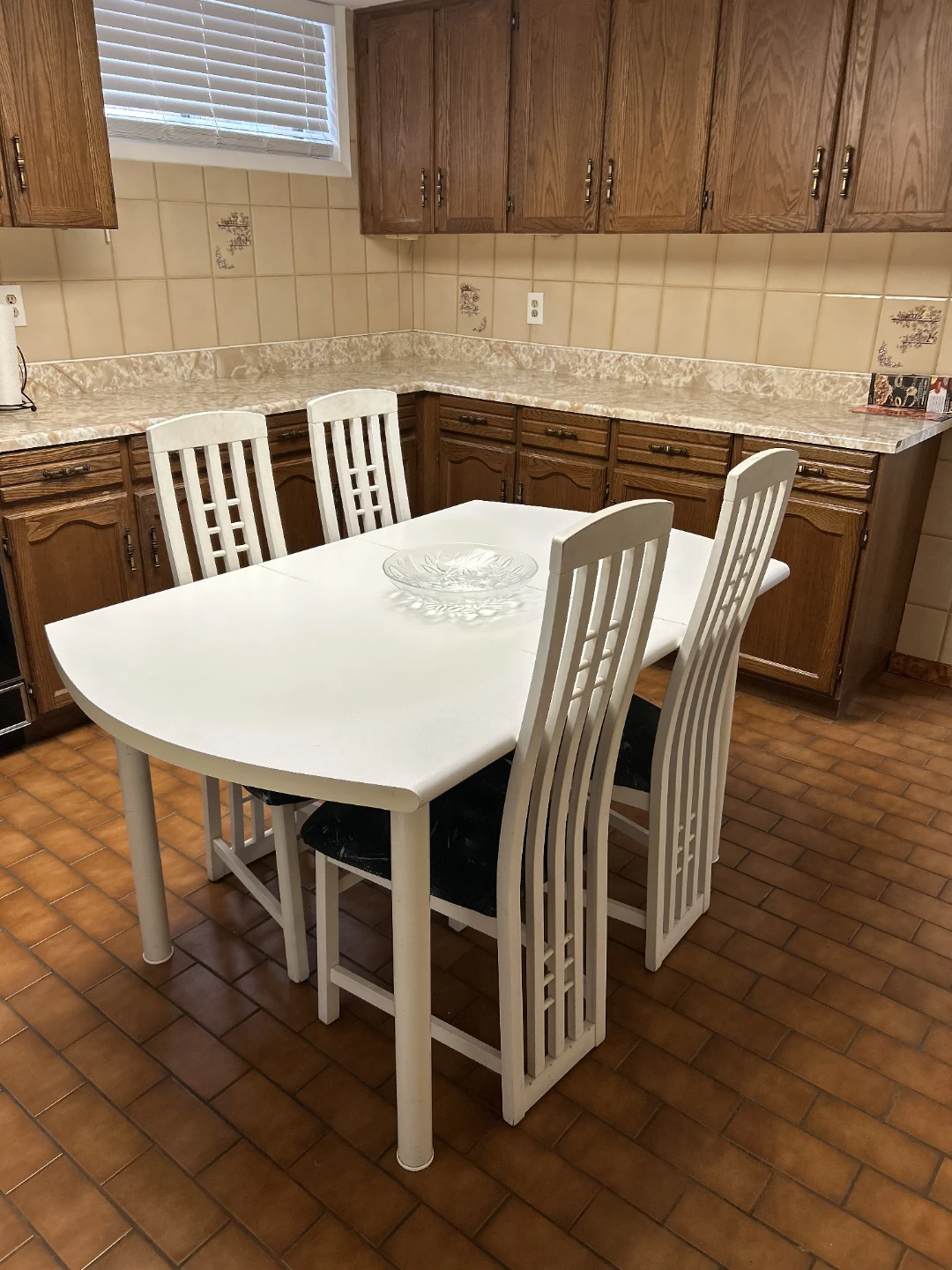 6 chairs with kitchen table