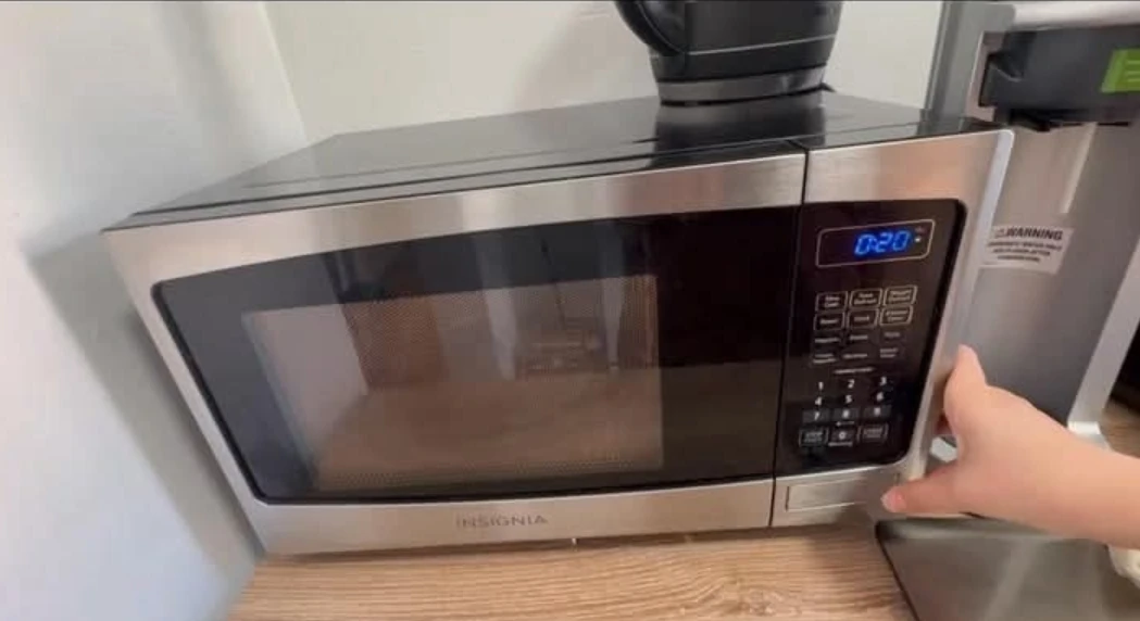 Insignia Stainless Steel Microwave - photo 2