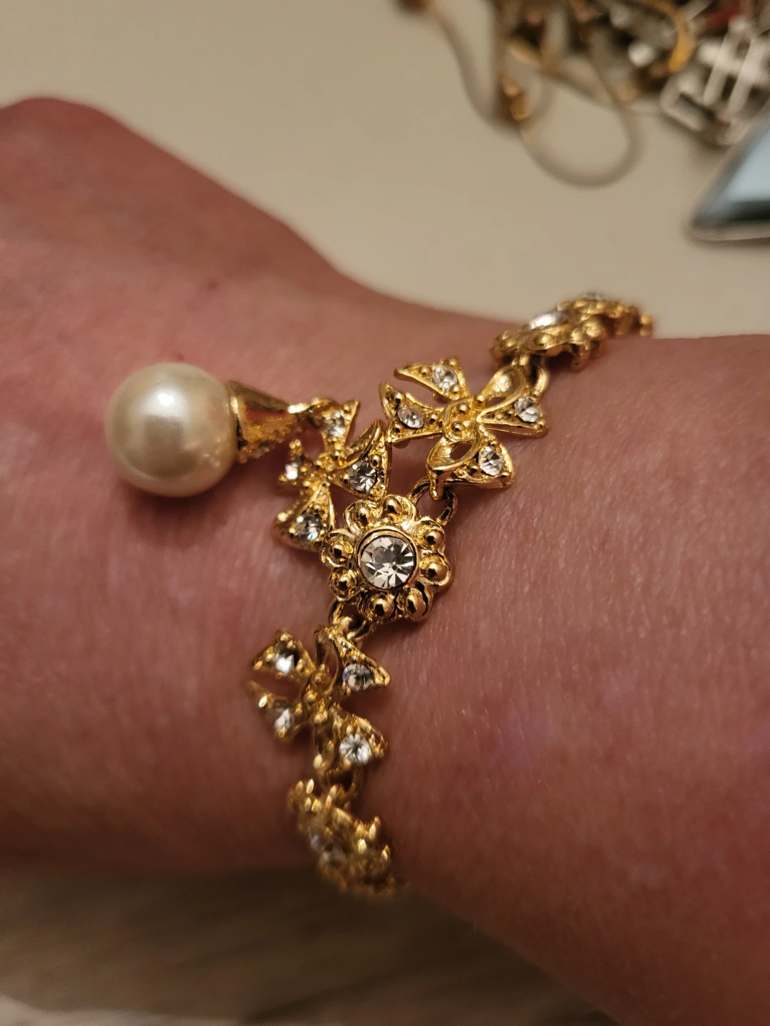 Gold Tone Bracelet with Pearl and Rhinestone Flowers