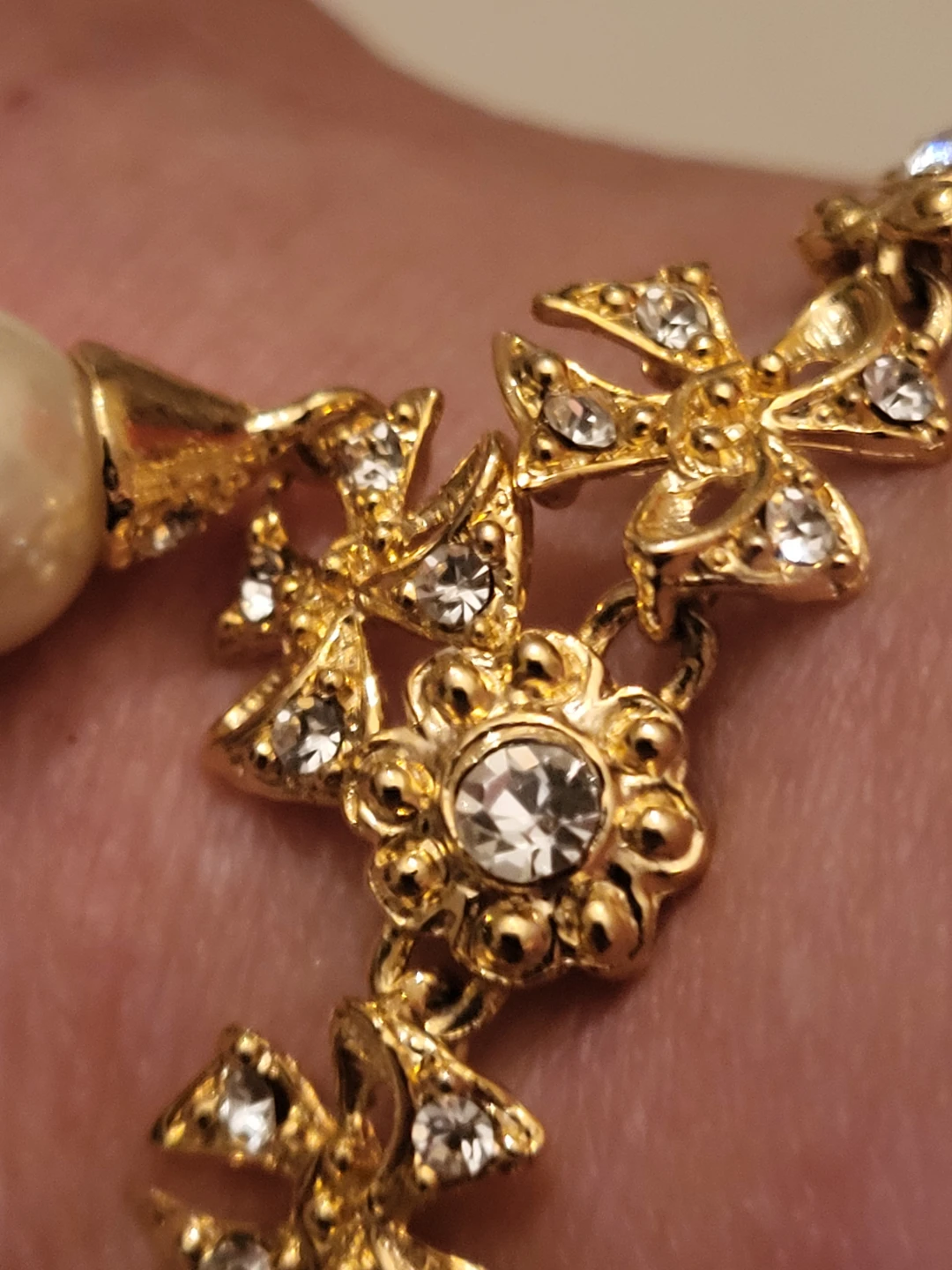 Gold Tone Bracelet with Pearl and Rhinestone Flowers - photo 2