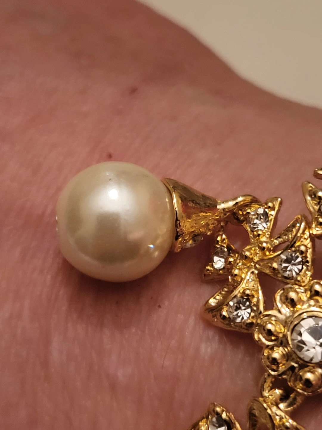Gold Tone Bracelet with Pearl and Rhinestone Flowers - photo 3