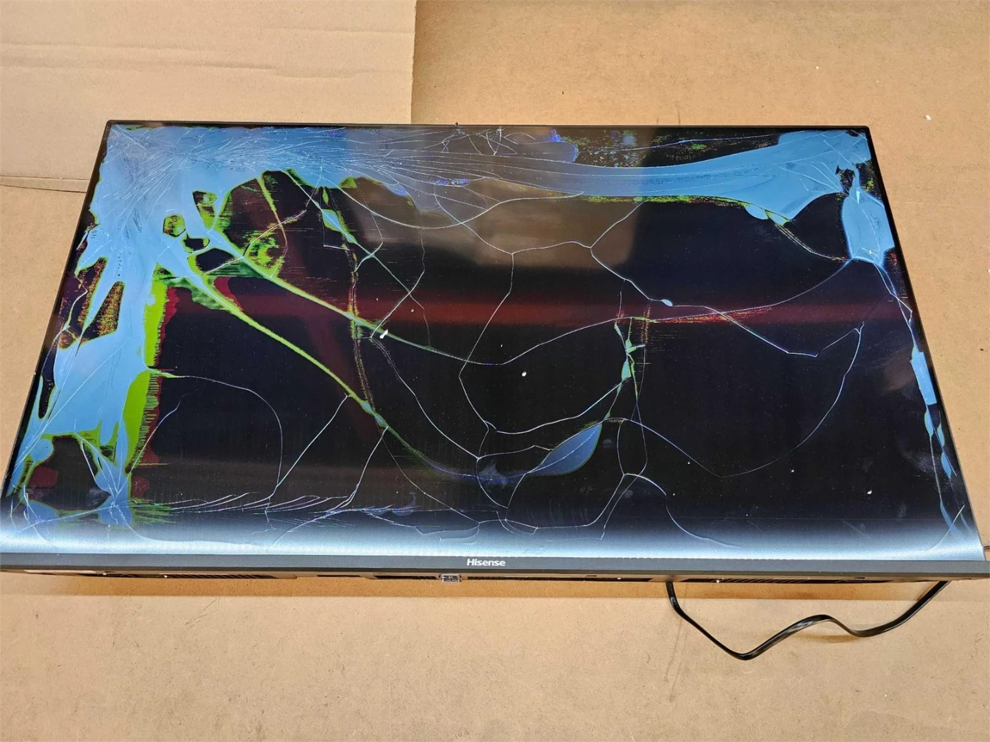 Hisense 40A4KV 40" Smart TV (Damaged Screen) - photo 2