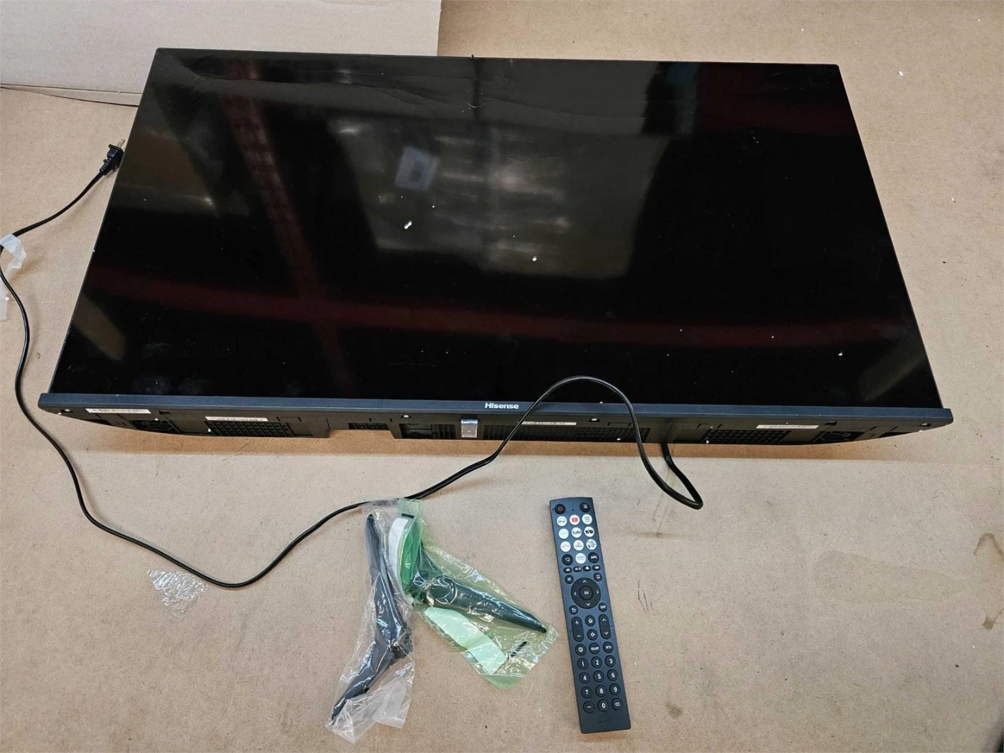 Hisense 40A4KV 40" Smart TV (Damaged Screen) - photo 3