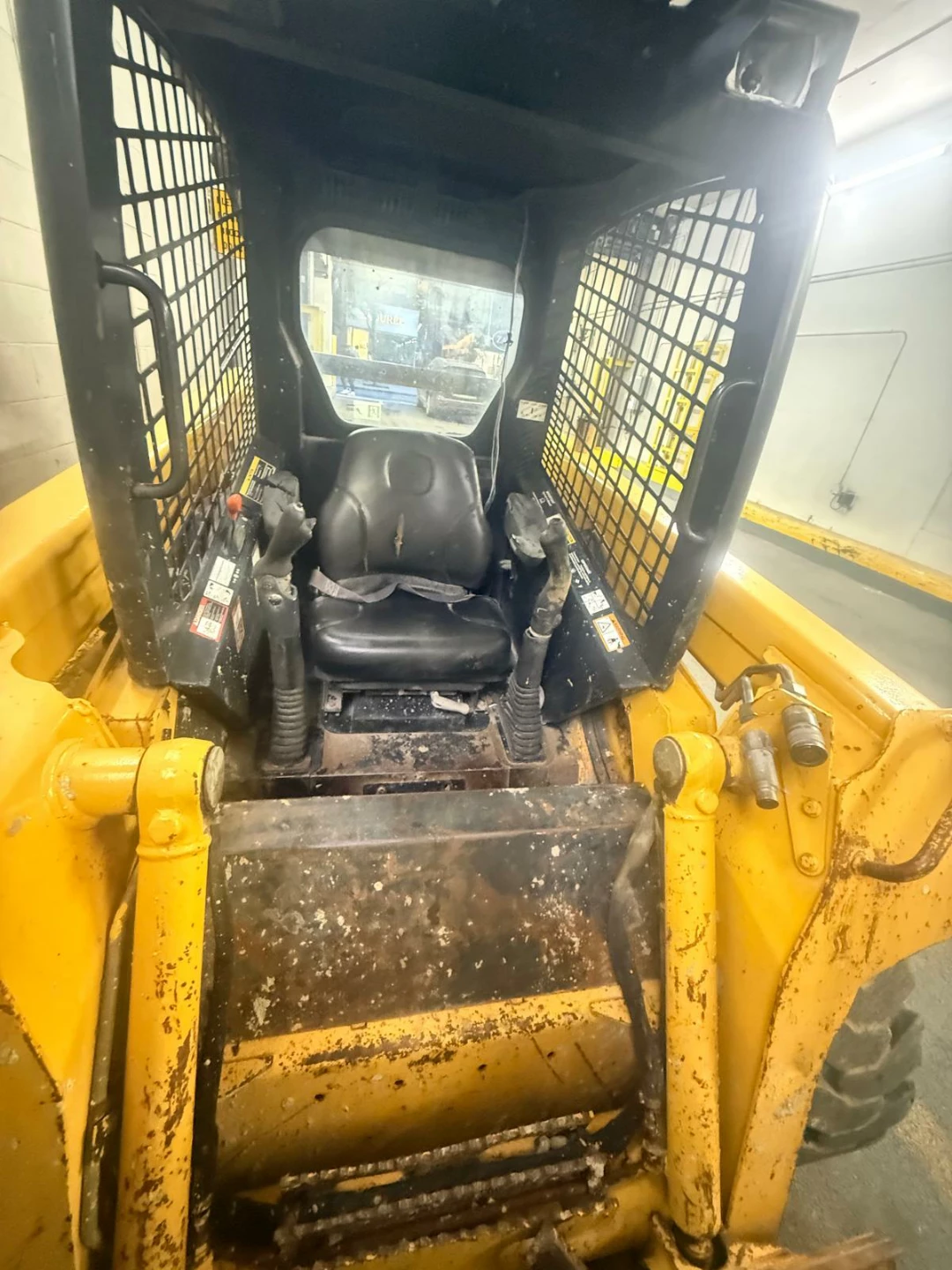 2005 John Deere 320 Skid Steer Loader - photo 3