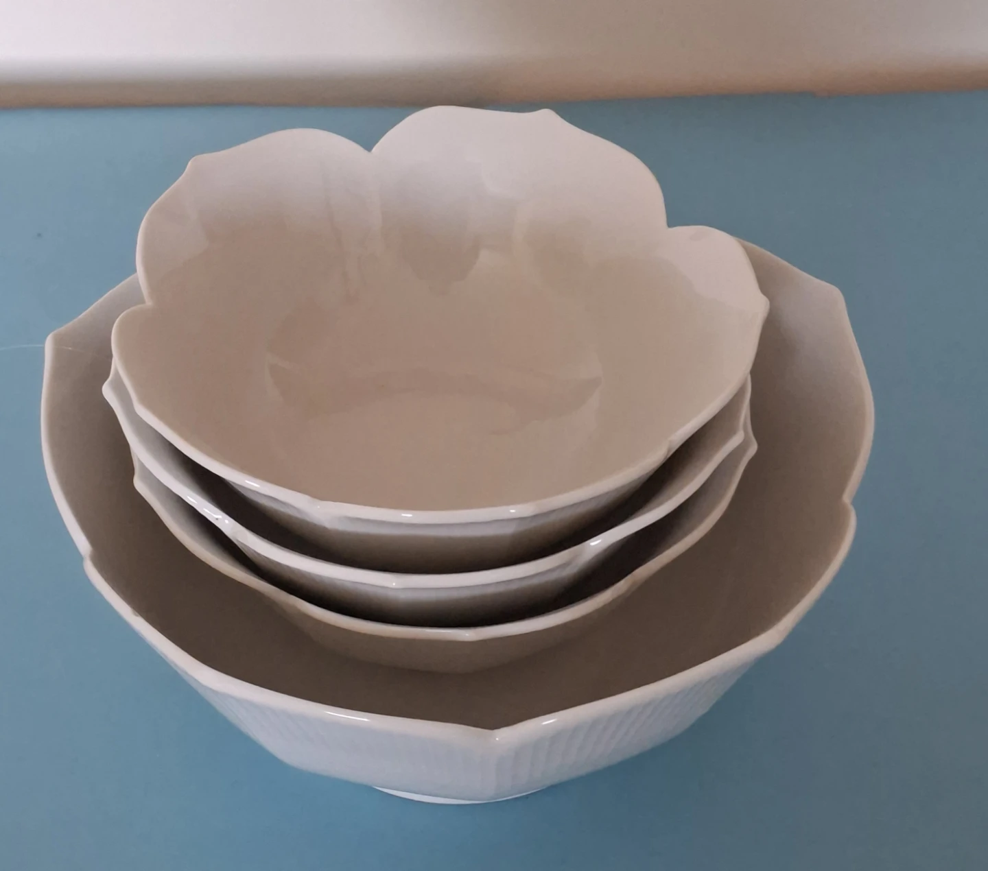 Set of 4 White Flower-Shaped Bowls