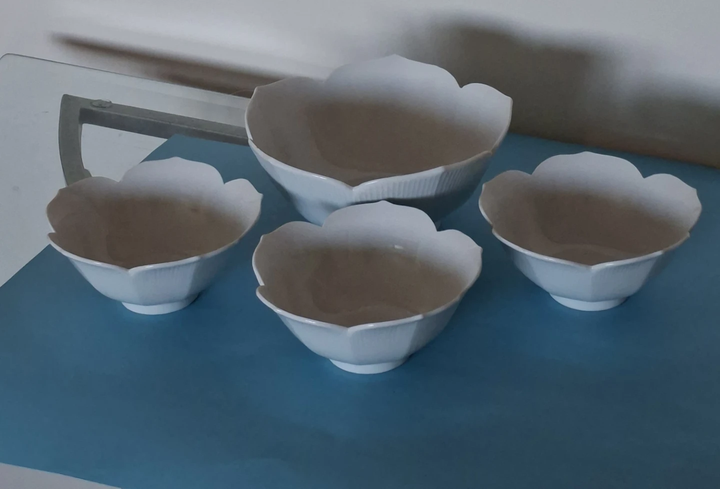 Set of 4 White Flower-Shaped Bowls - photo 2