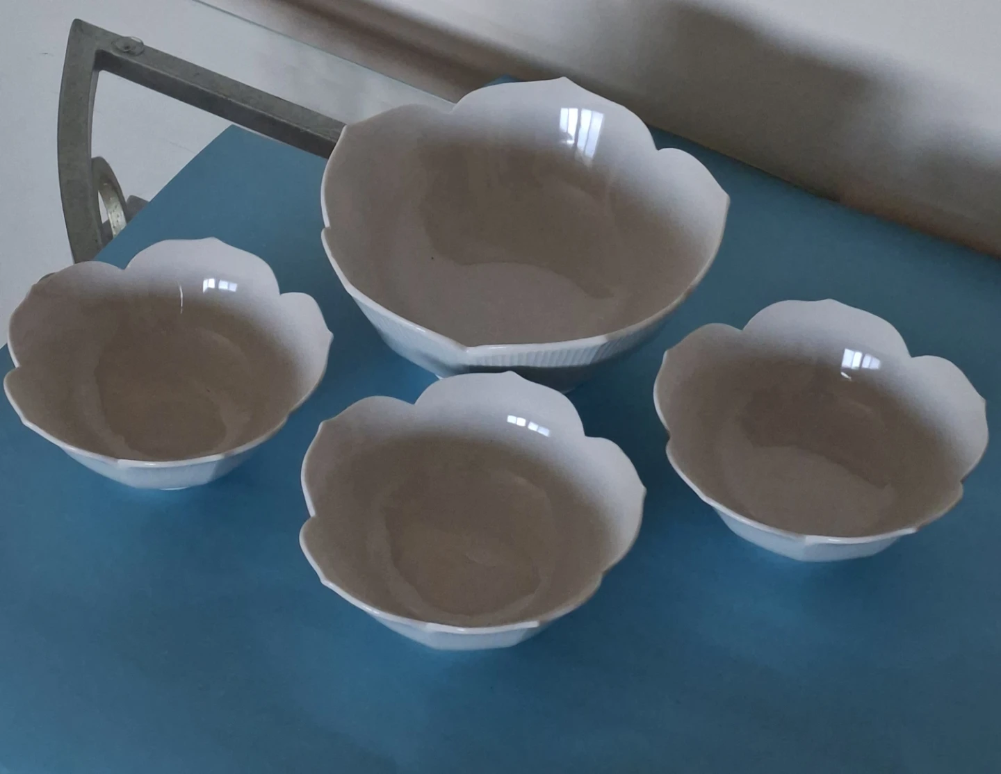 Set of 4 White Flower-Shaped Bowls - photo 3