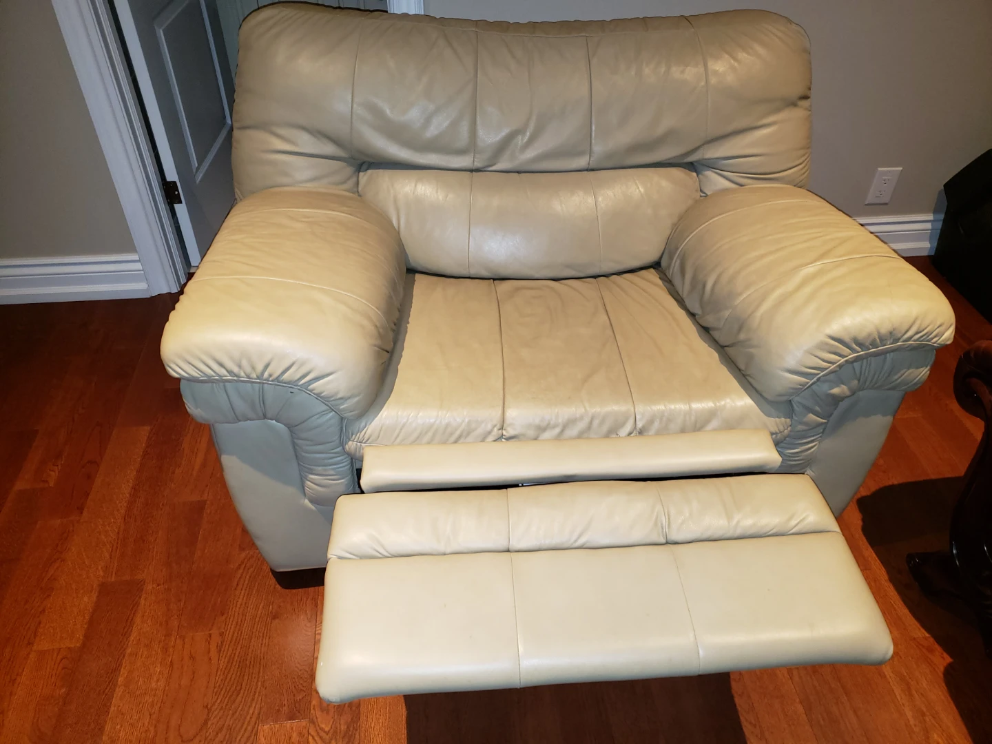 Cream Leather Recliner Chair - photo 3