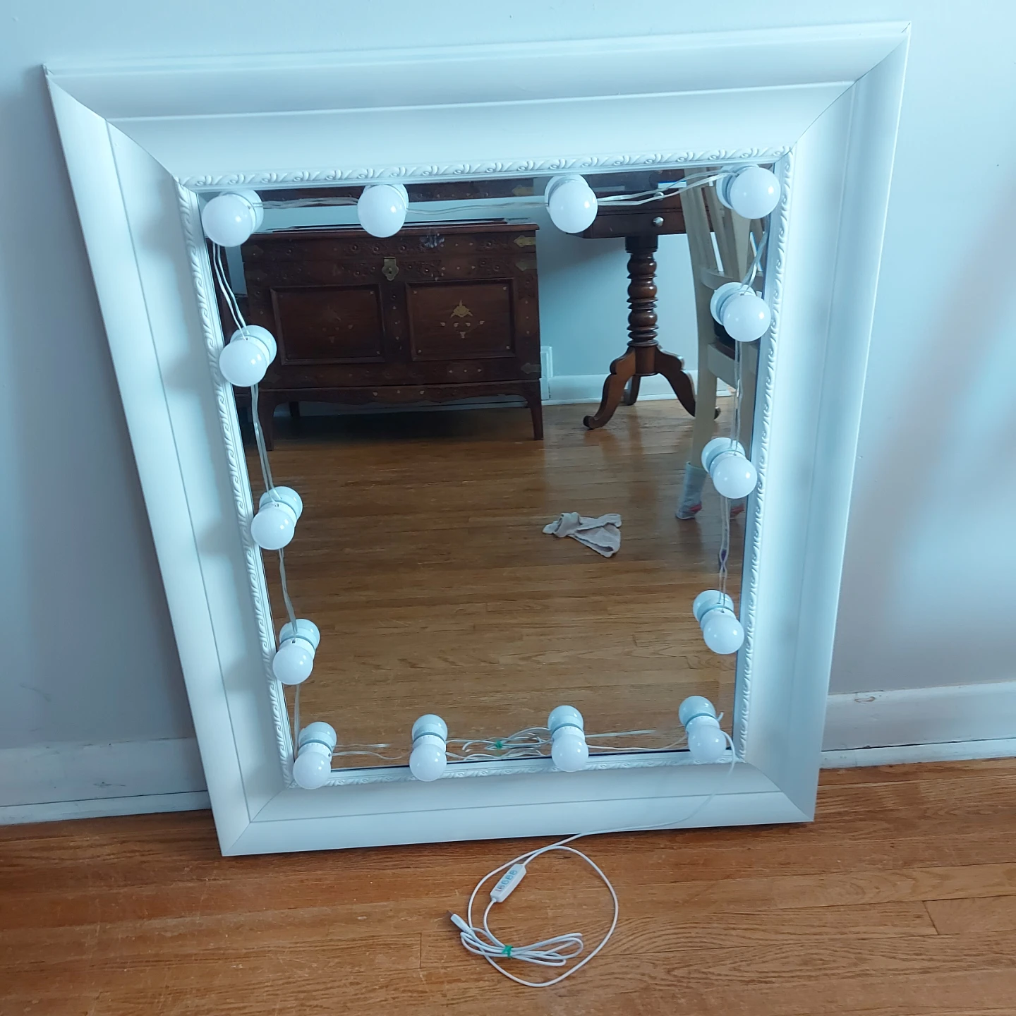 Big Hollywood Vanity Mirror with Remote Controlled Lights - photo 4
