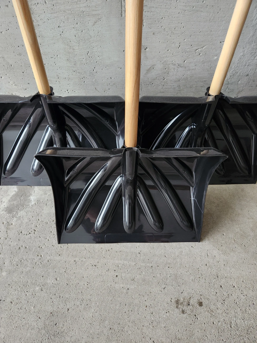 Snow Shovels, Brand New - photo 2