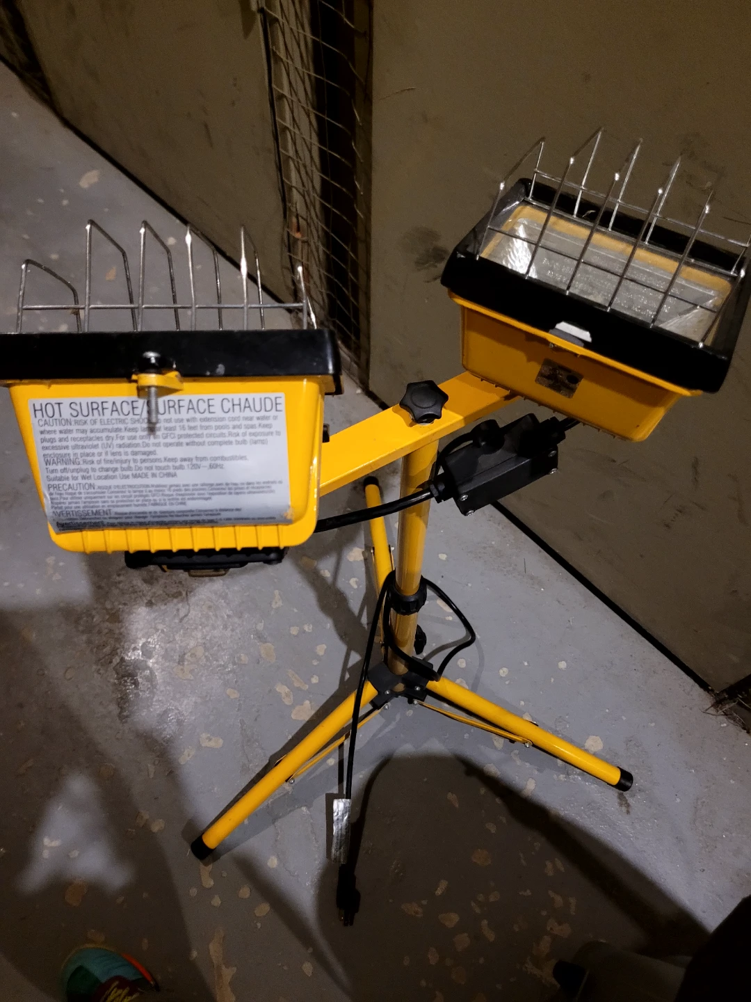 Yellow Dual Head Work Light on Stand🥕 - photo 3