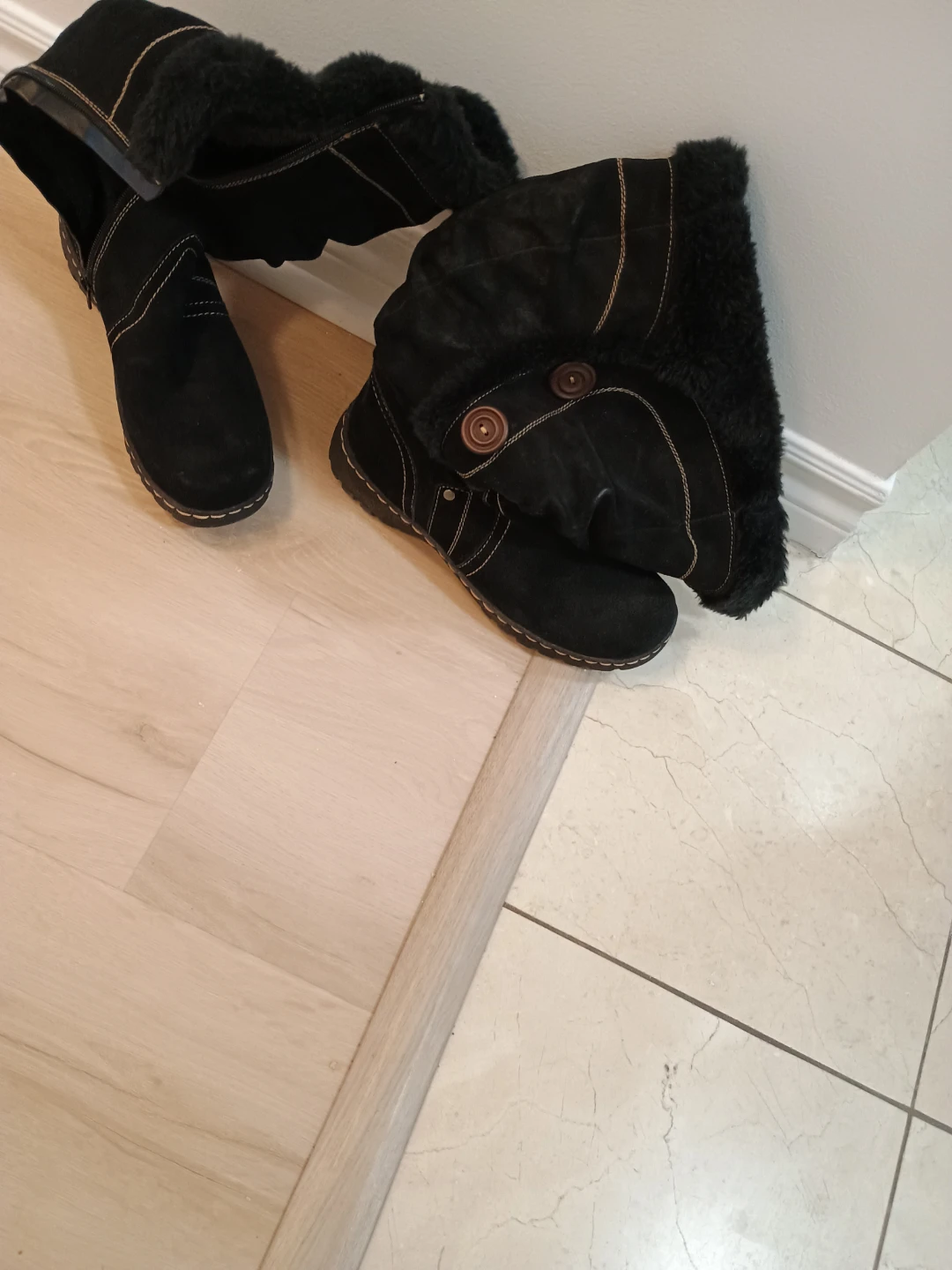 Black Suede Boots with Fur Lining - photo 4