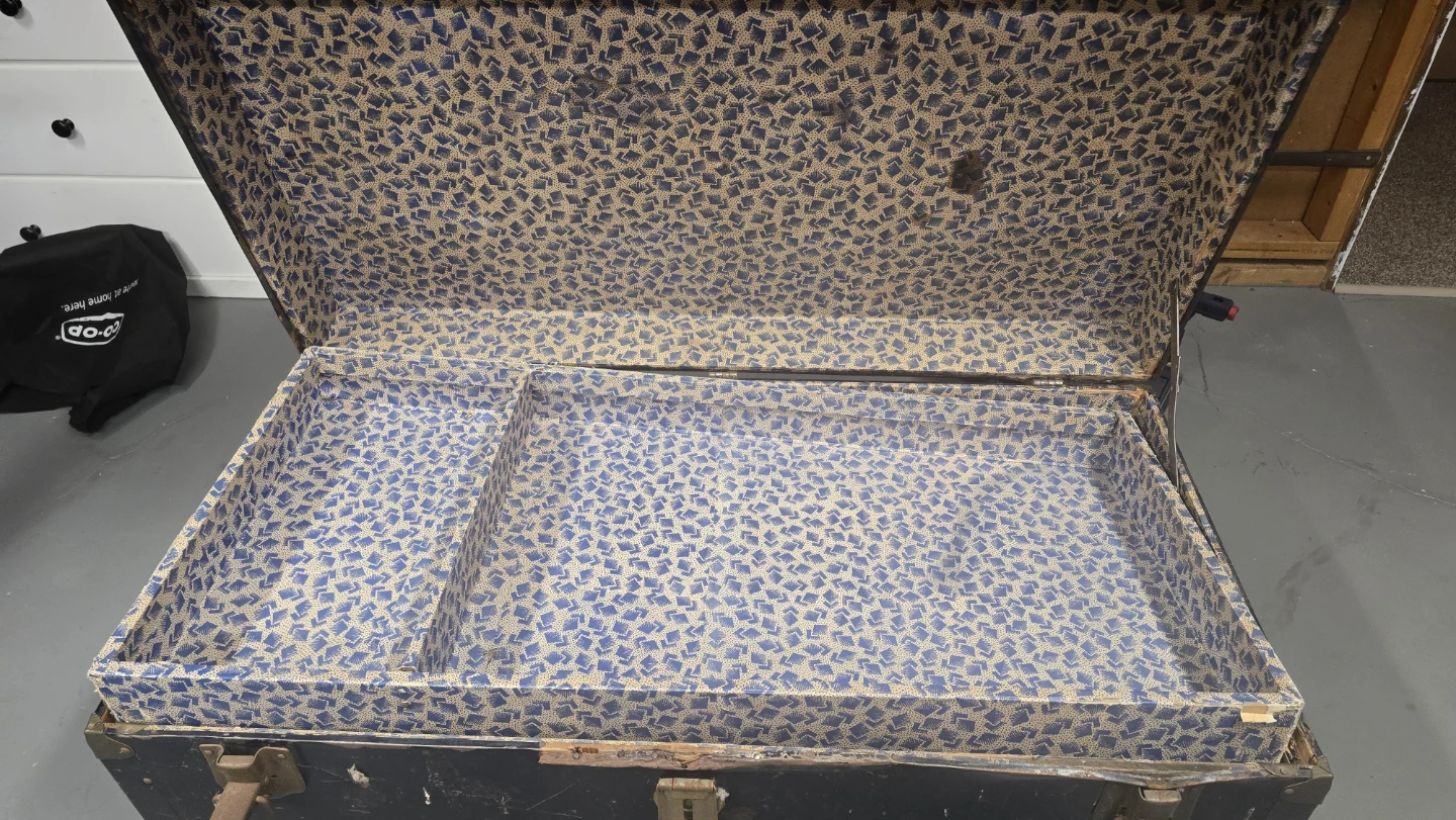 Vintage Trunk with ornate latches - photo 3