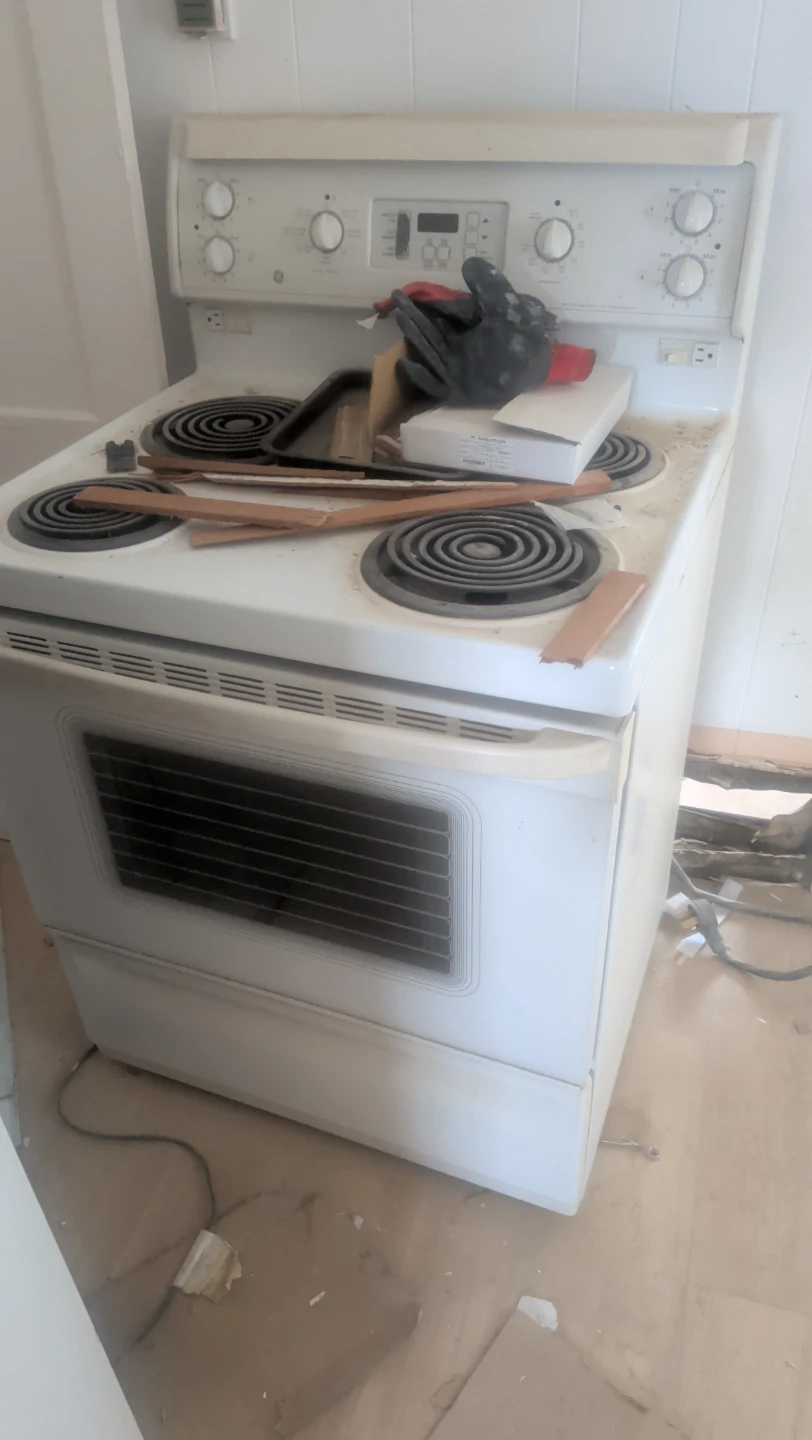 Free stove and fridge both work  need gone asap - photo 2