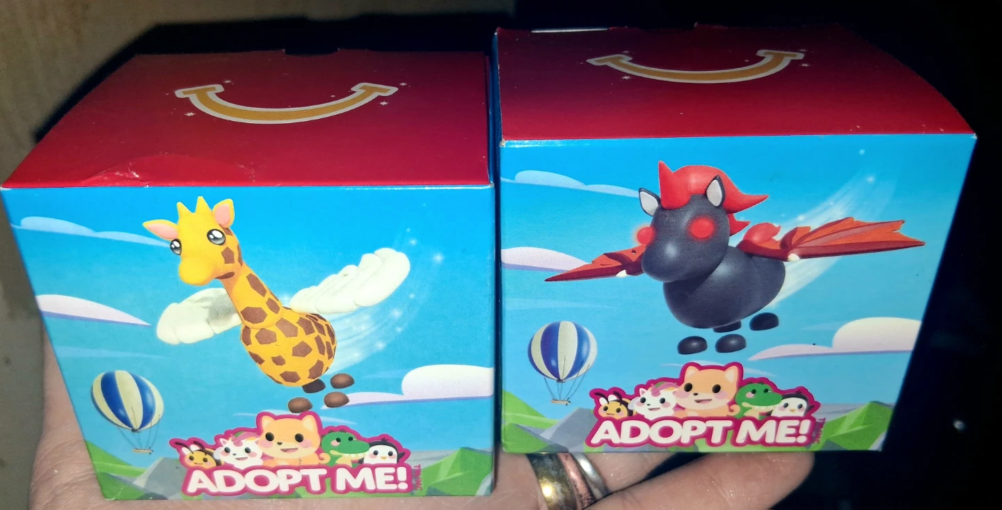 FREE 🥕   Adopt Me! Mystery Boxes (Giraffe and Pegasus)