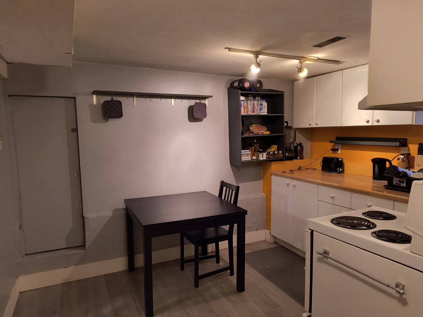Private Room – Commercial Drive  Furnished or Unfurnished - photo 4