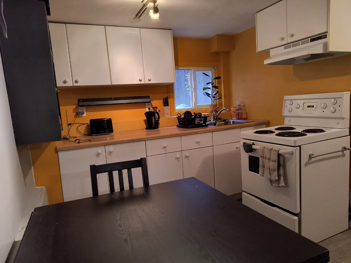 Private Room – Commercial Drive  Furnished or Unfurnished - photo 5