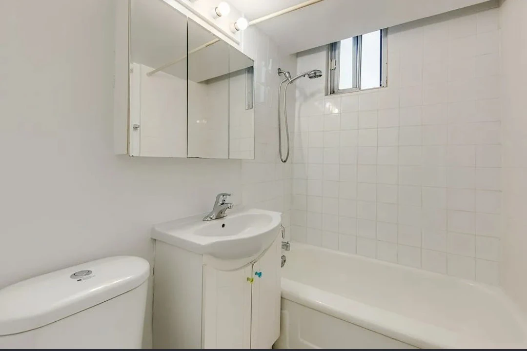 🏡 Private Bedroom for Rent | Downtown Toronto | April–August - photo 5