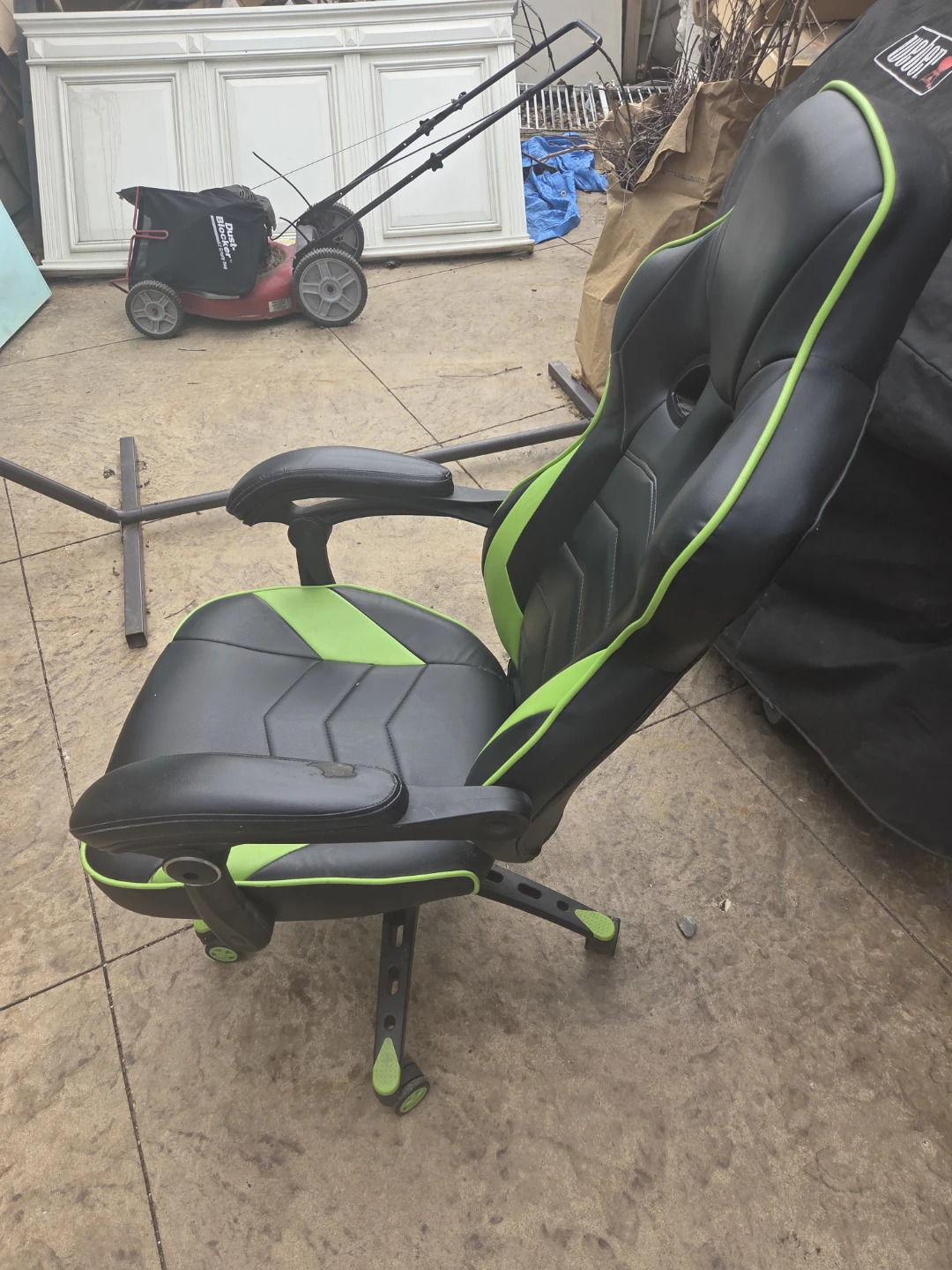 Gaming Chair with Retractable Footrest - photo 2