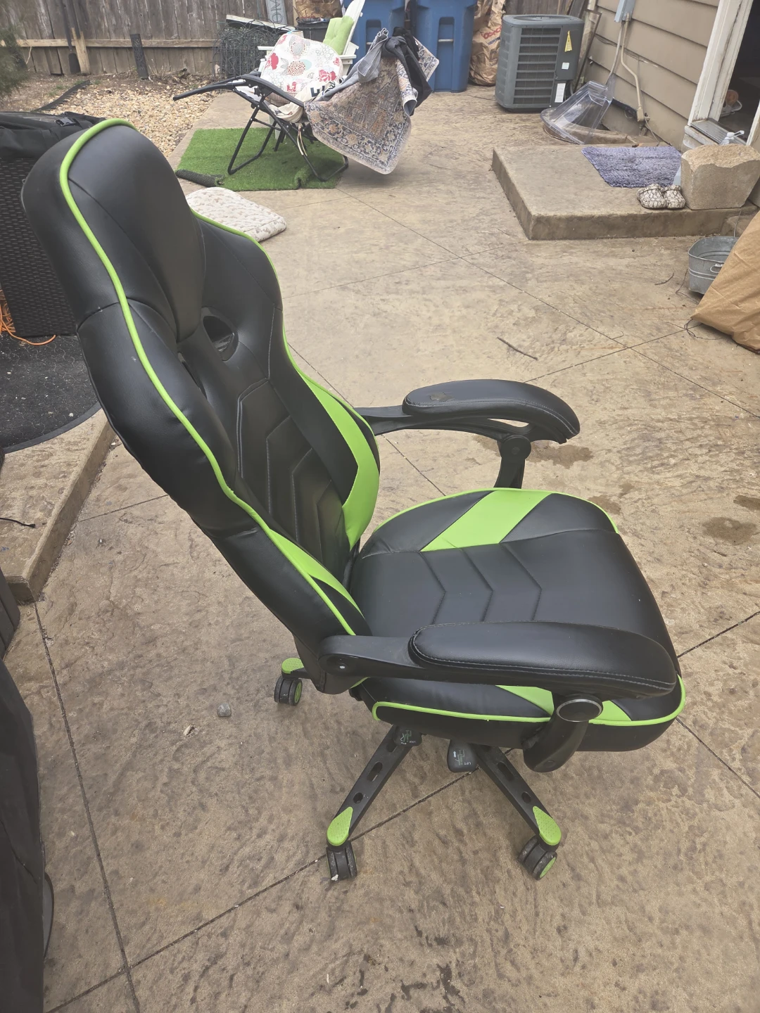 Gaming Chair with Retractable Footrest - photo 3
