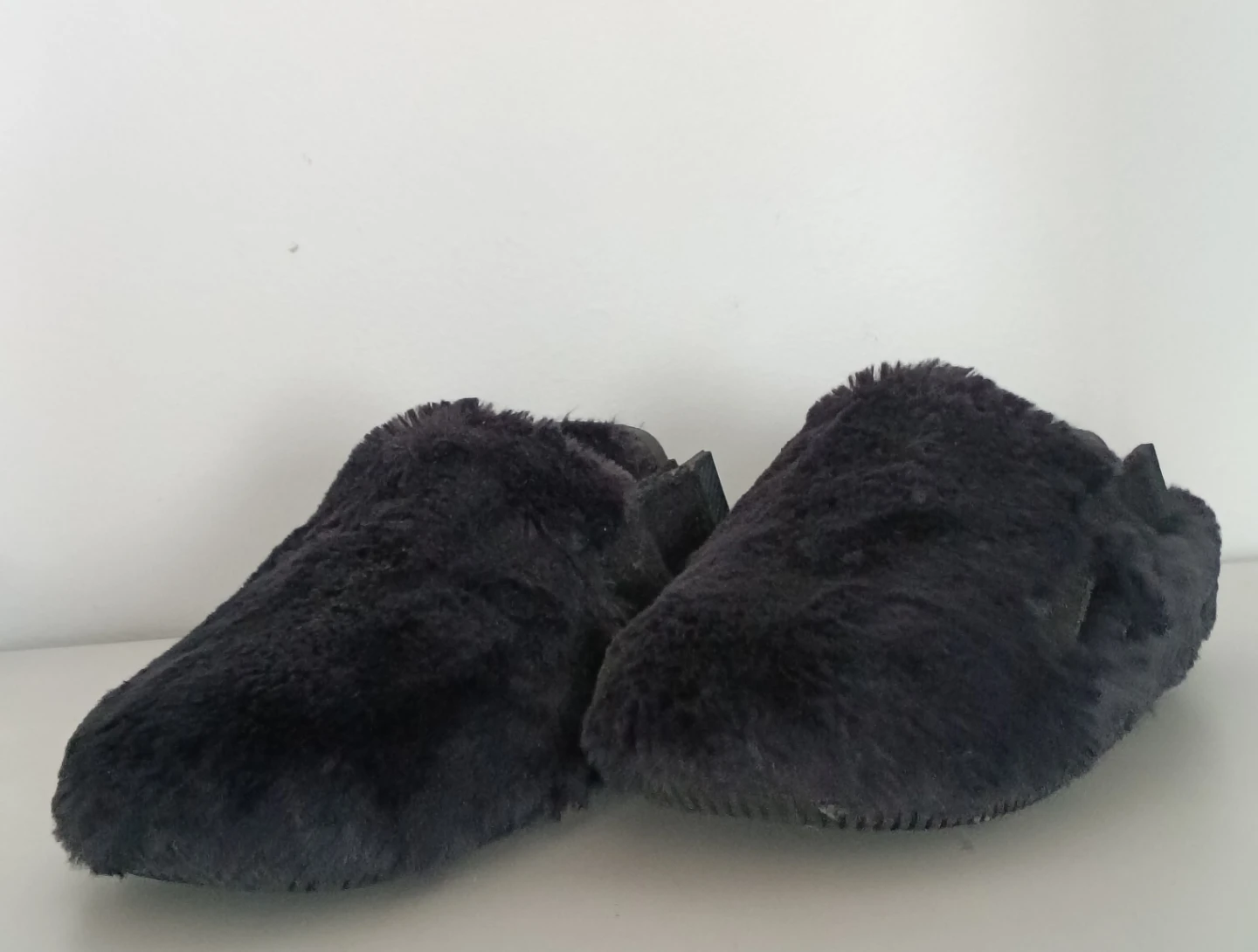 Nike Furry Slippers Women 6 – Black Plush Indoor Slides