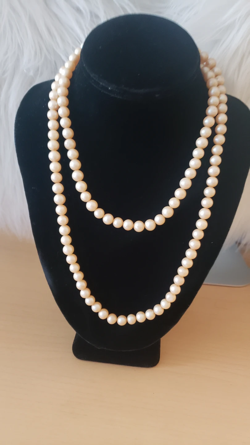 Like new Womens Pearl Necklace