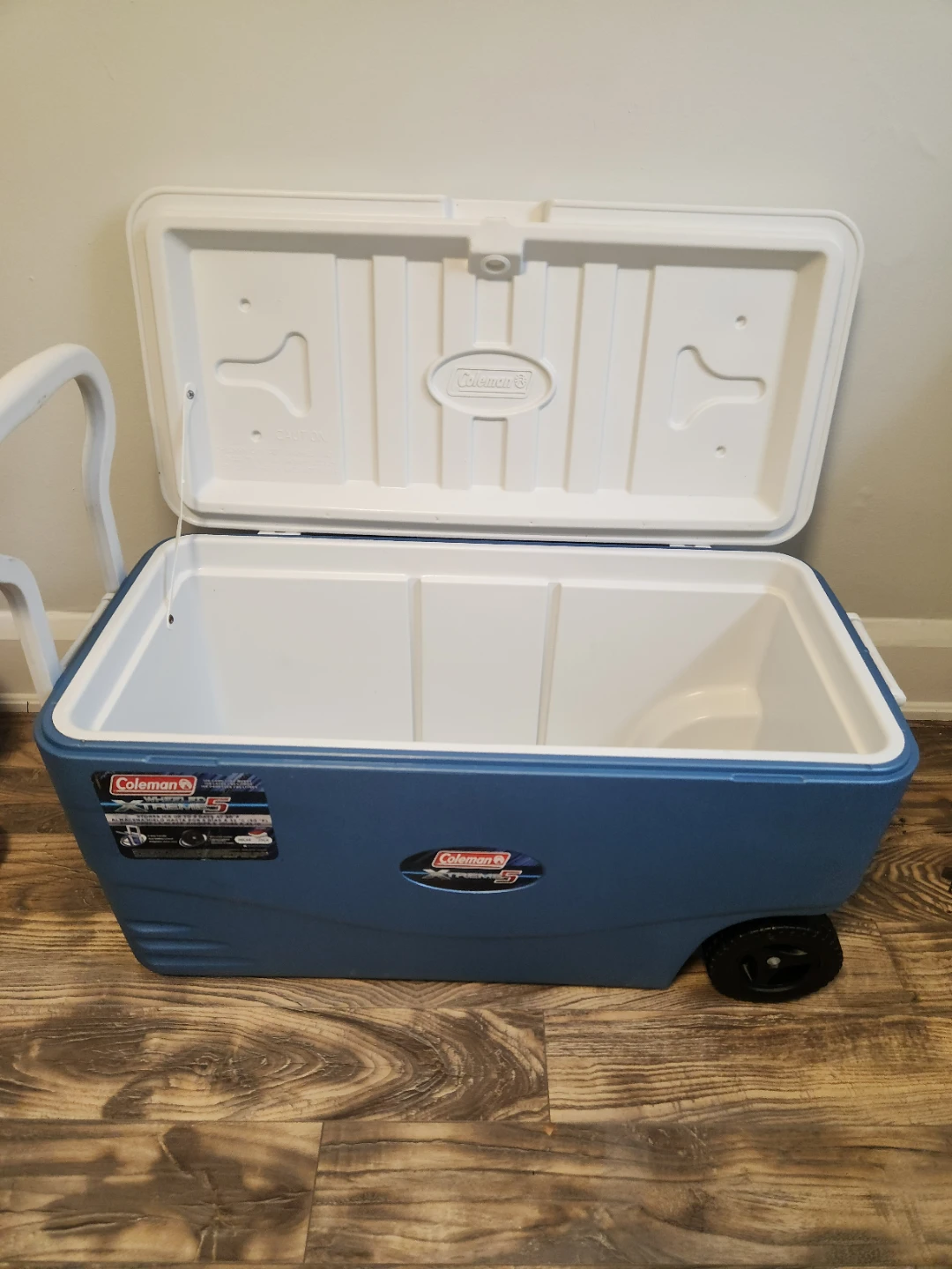 Coleman Xtreme Cooler 70 Quart Rolling Cooler
